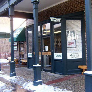 Jakes ski and snowboard rentals front of buidling
